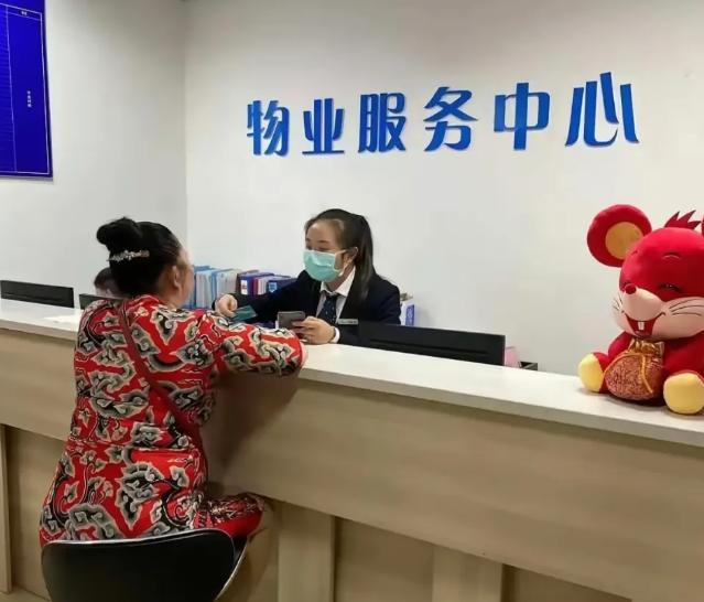 上周在业主群里，又有人在号召“不交物业费”。物业经理在群里求爷爷告奶奶：“大家配