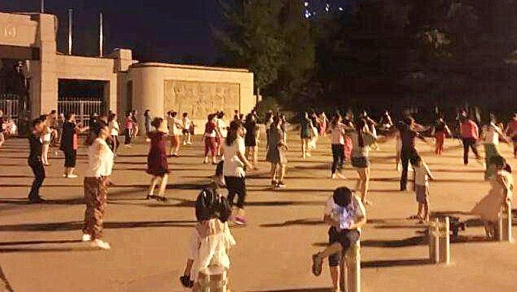 雨天占领地下车库开跳称: 冬天地下车库暖和 打开 广场舞减肥教学