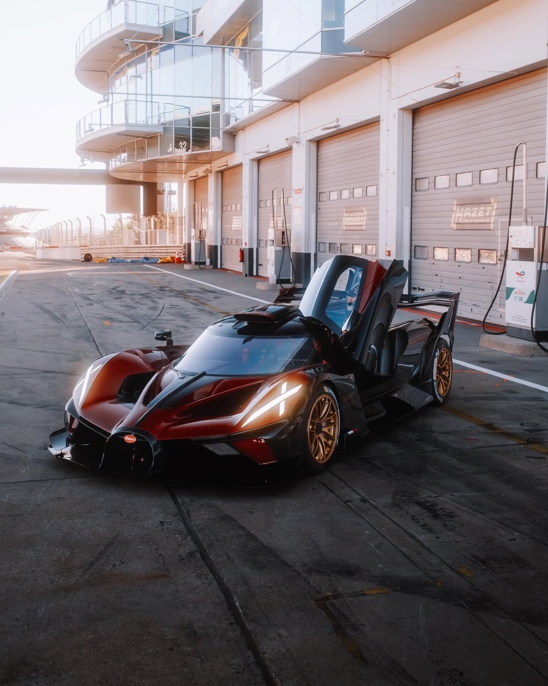 在赛道上的BugattiBolide。..布加迪bolidecar时尚豪车超跑