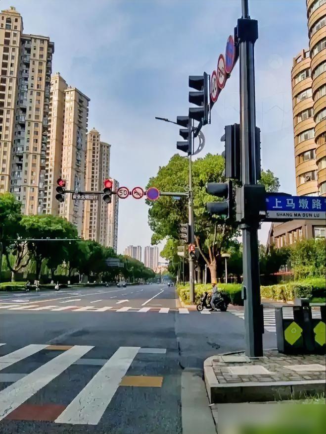 奉劝大家，从后天7月25日开始，大家非必要的情况下就别在每天6点前出门了，因为7