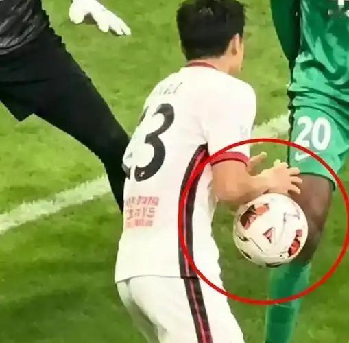 国安觉得韦世豪那脚铲球该红牌，罗慕洛踩踏该得牌，对手扳平球有手球嫌疑，还有禁区被