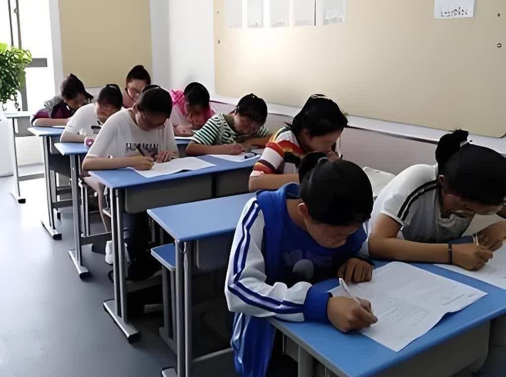 自学才是优等生的出路，可为什么还是有很多家长热衷于给孩子补课？1、不报班没考好