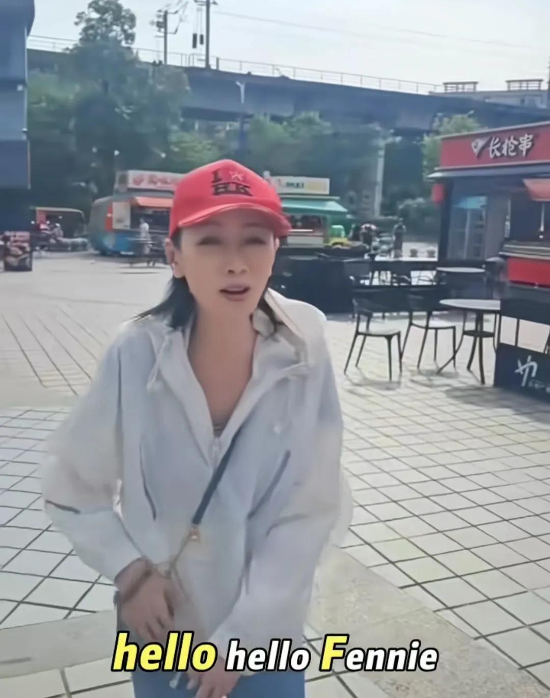 香港影坛女神在中山街头被偶遇，56岁身形清瘦变化好大，大家还认得出她吗？8月1