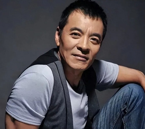 1998年，41岁的刘威和18岁的杨若兮相恋，很快，两人就确定恋爱关系并同居了。