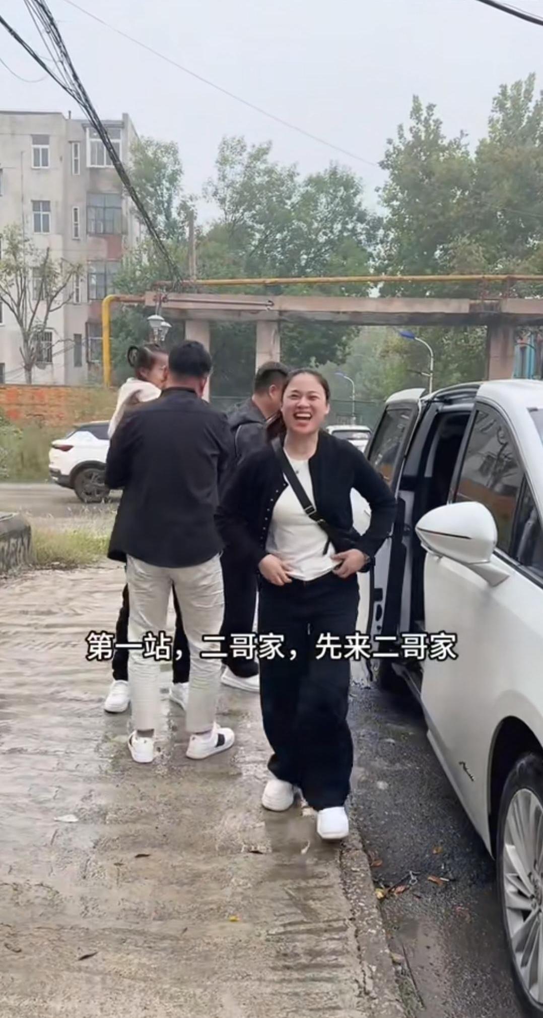 在二哥家吃完两盘炒面，老公李江文说了句“结账”。董艳颖二话不说，直接掏出一万块