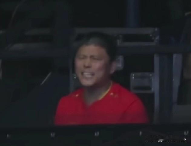 笑死我了！梁靖崑扳平比分的那一刻，导播抓拍到了志强的表情！那咬牙切齿，骂骂