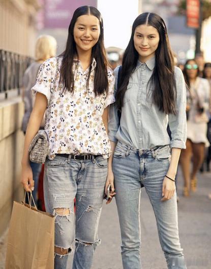 何穗与刘雯的这张合照太有年代感！两人身上都透着难得的质朴气质，满满的青春气息快要