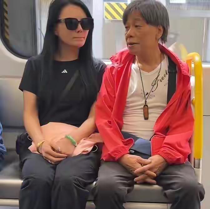 今年五月份，梁小龙还曾与妻子宋骧一起坐地铁，两口子虽然相差20多岁，但一起同框却