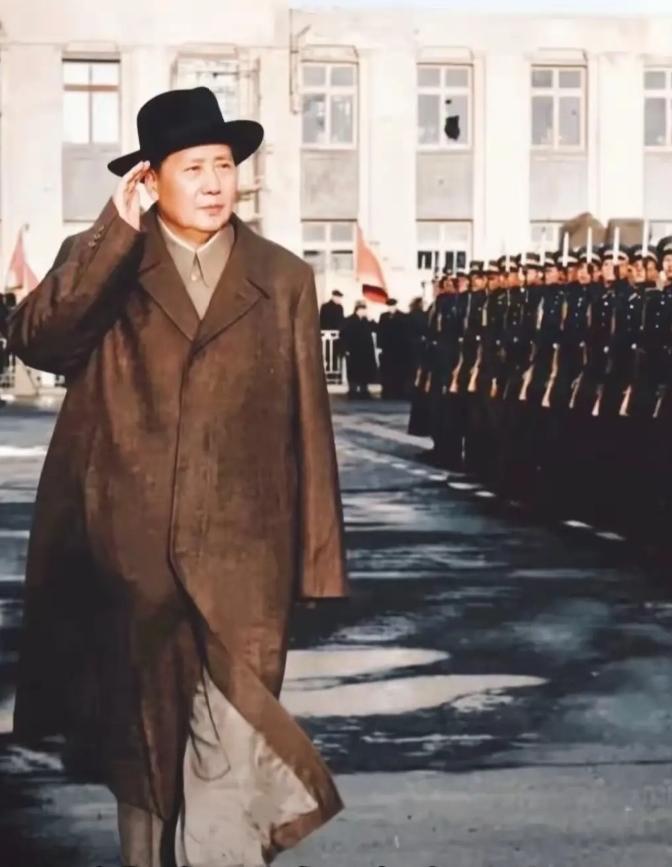 这张具有独特气质的老照片，是1949年毛主席第一次访问苏联时，苏联摄影师在莫斯科