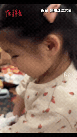 “破大防了！”外公去接孙女放学，顺手帮她整理了下书包，看见里面有个皱巴巴的纸团，