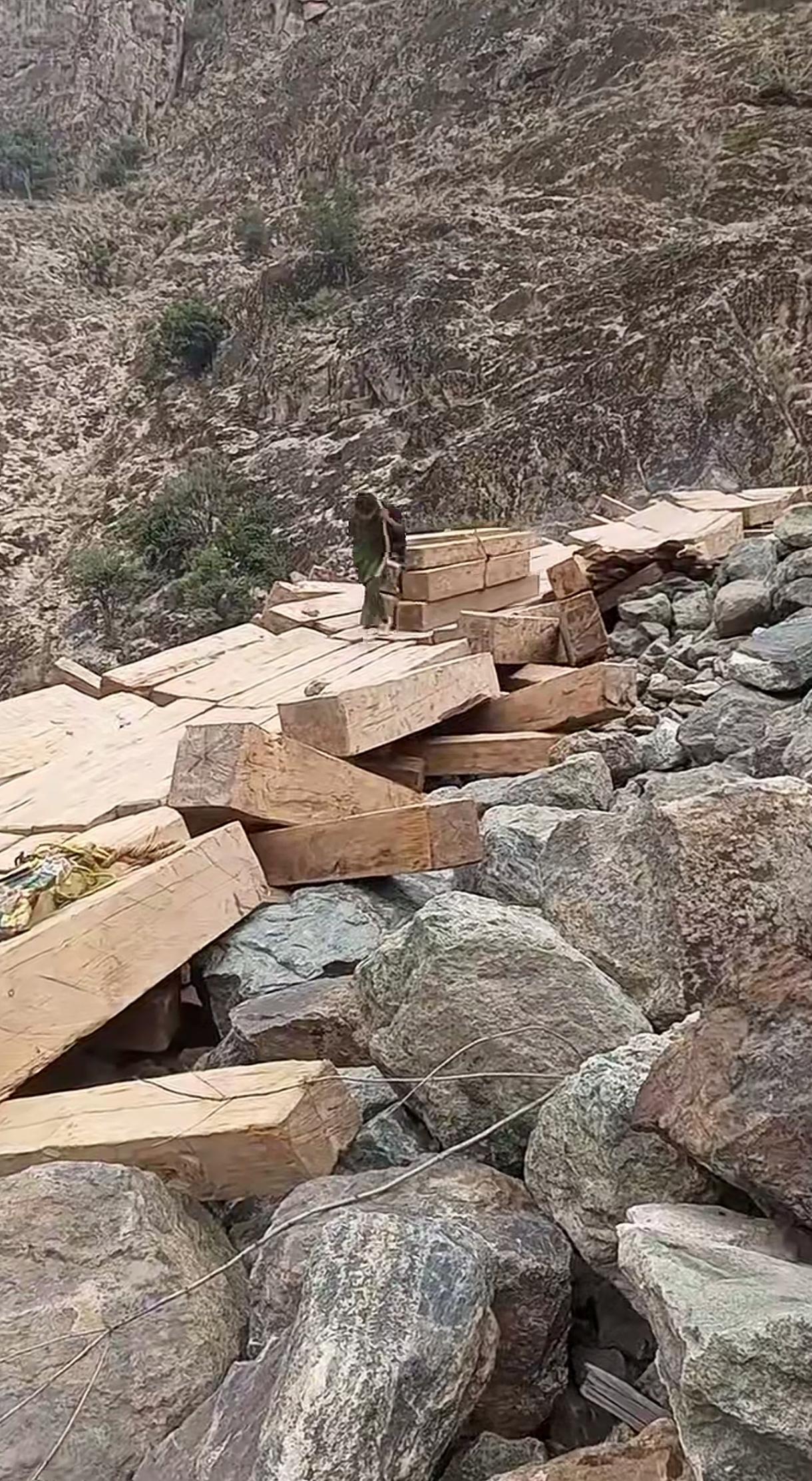 民间出高手，莽莽林海，木材多，高山大岭出不来。这个办法好，就地取材，用木料修个栈