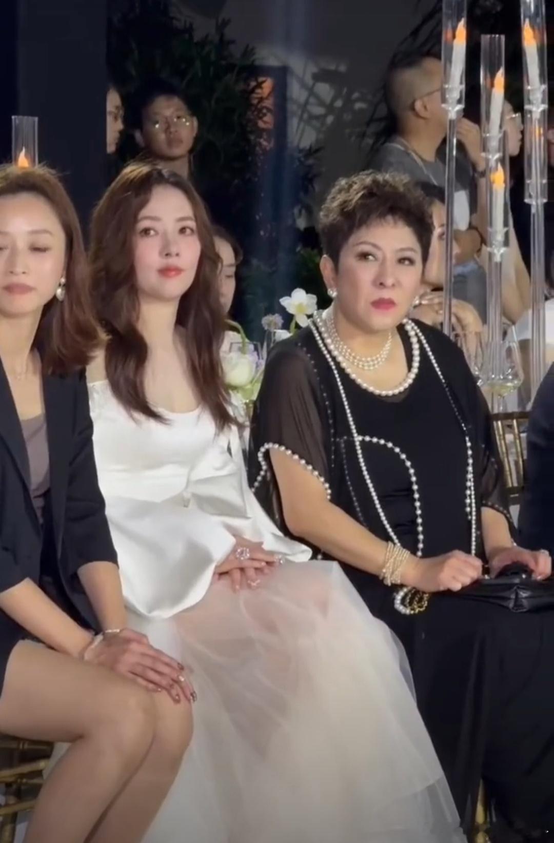向太爱儿子向佐，更爱她的儿媳妇郭碧婷。有一天，向太对郭碧婷说：“我在香港买块地