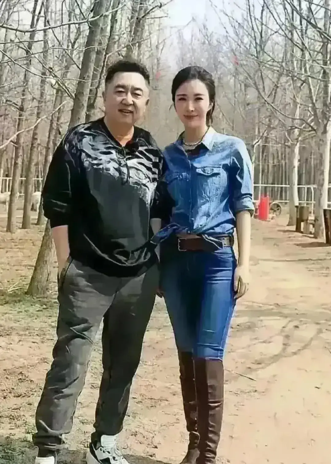 谦哥旁边这位美女是谁？有人知道吗？
