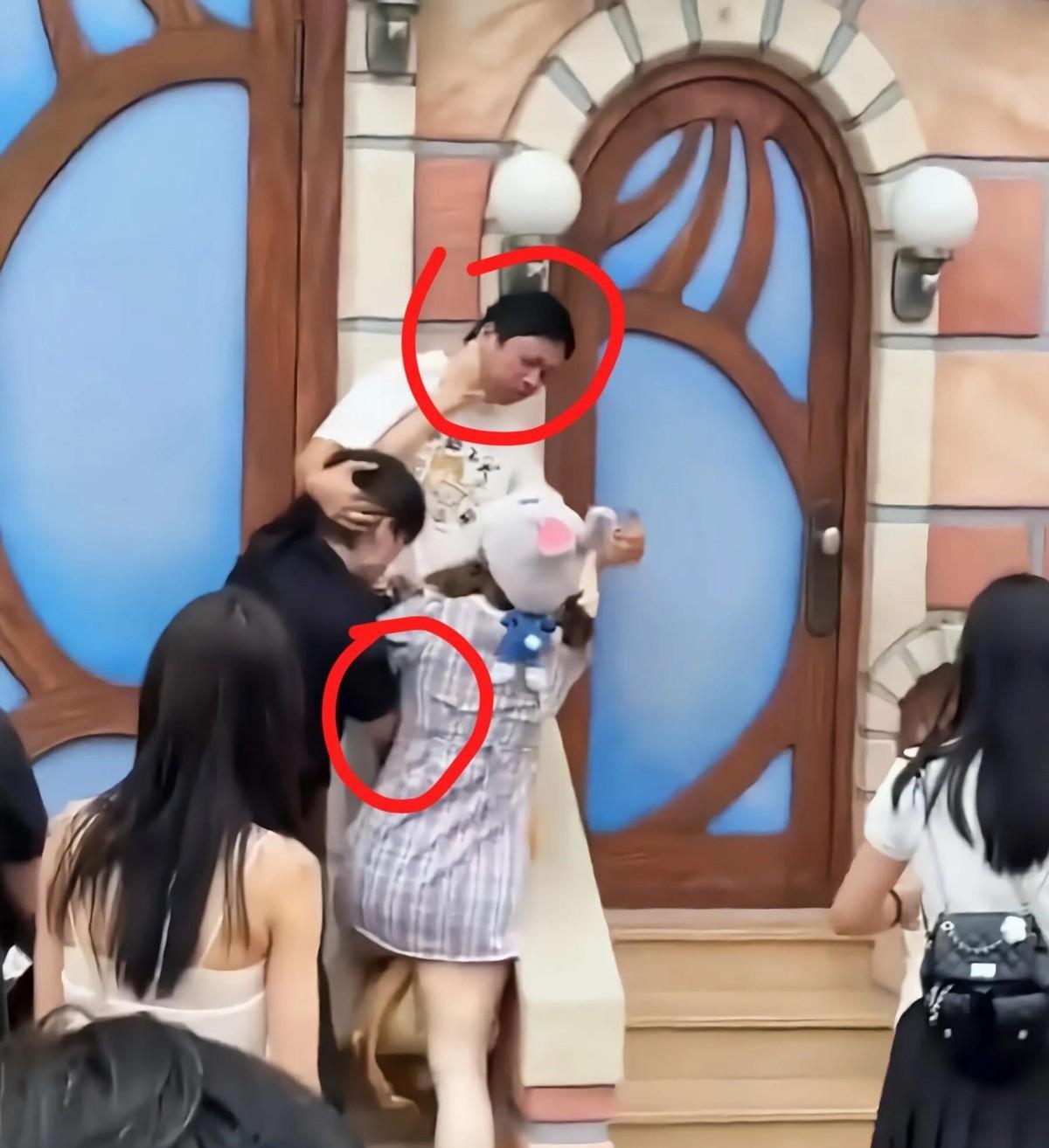 我婆婆看了迪士尼“打架情侣”的视频，突然说了句：
