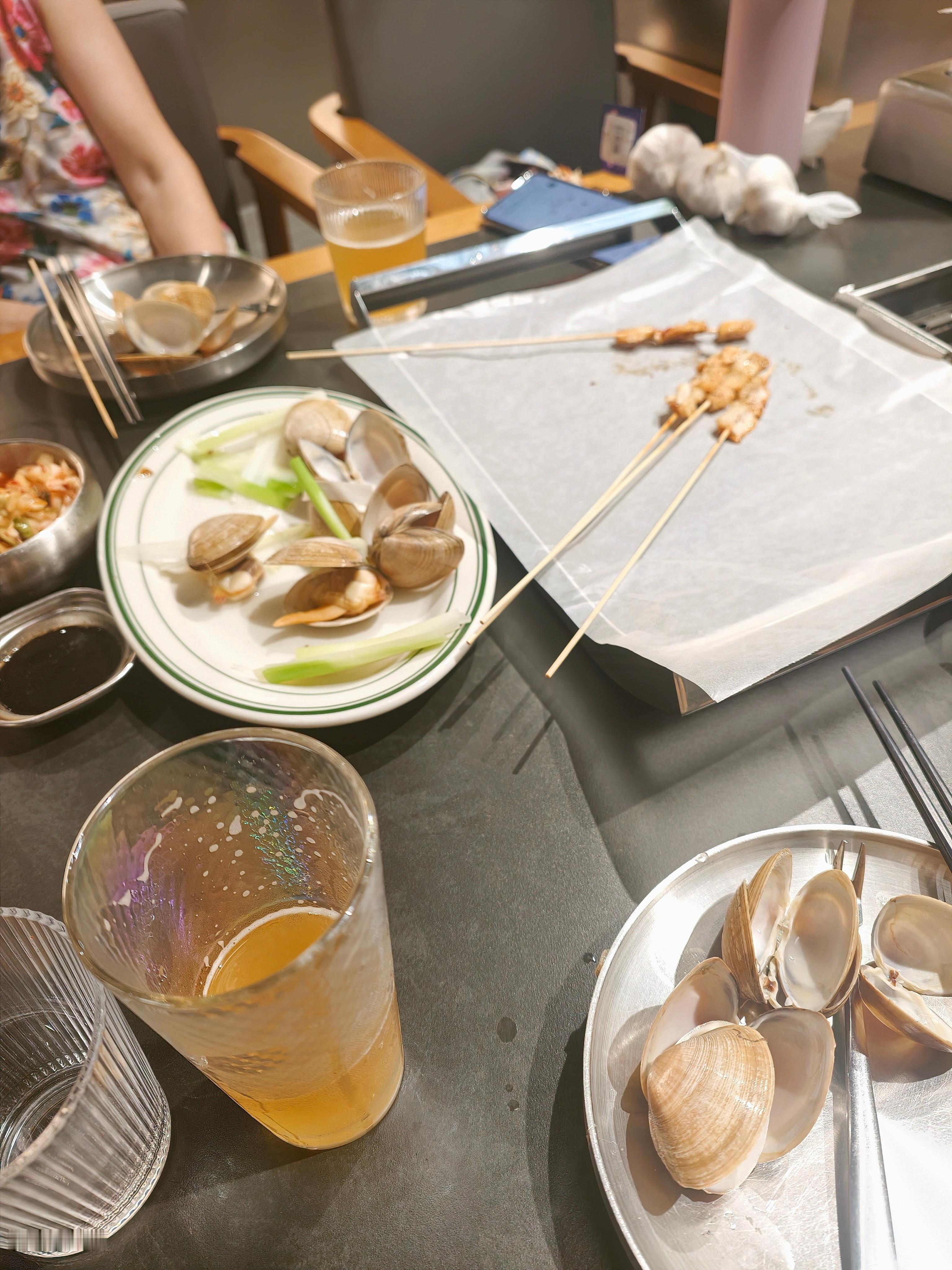 娃睡了，是时候跟我妈出来，搞点啤酒海鲜小烧烤