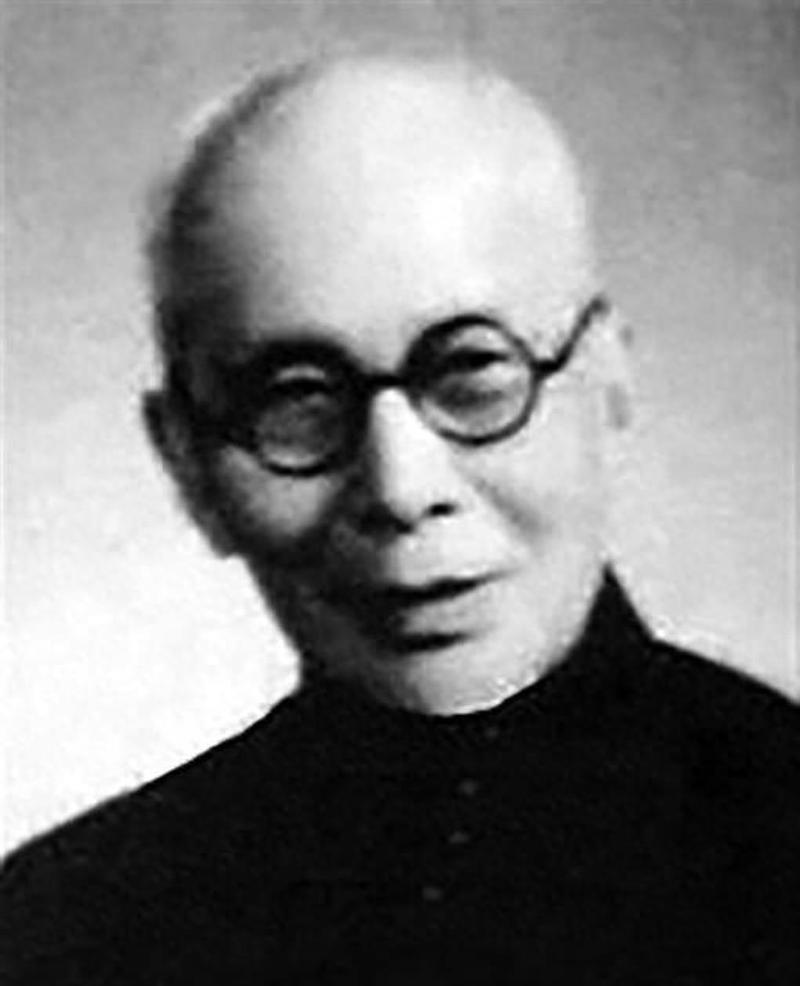 他是国军中将，深得蒋介石重用，父亲却是我党高官，淮海战役后逃窜台湾，最终沦落到看