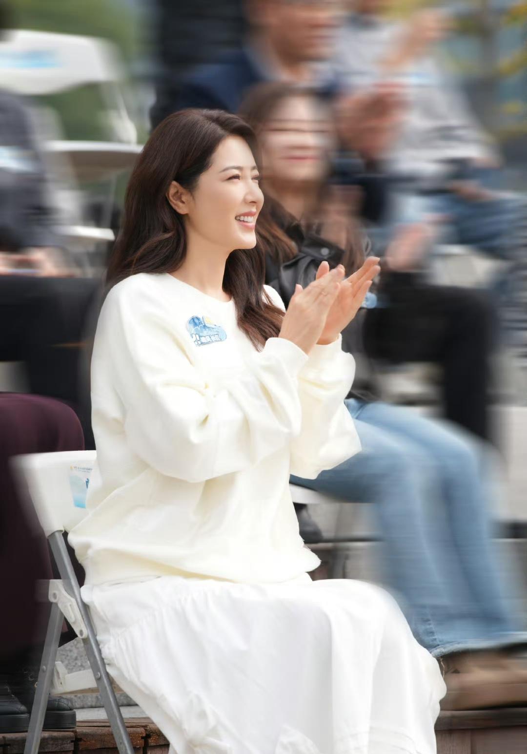 曾黎大美女回到自己的家乡湖北参加活动，她的这一身穿搭好松弛呀，美出了舒适度，讨人