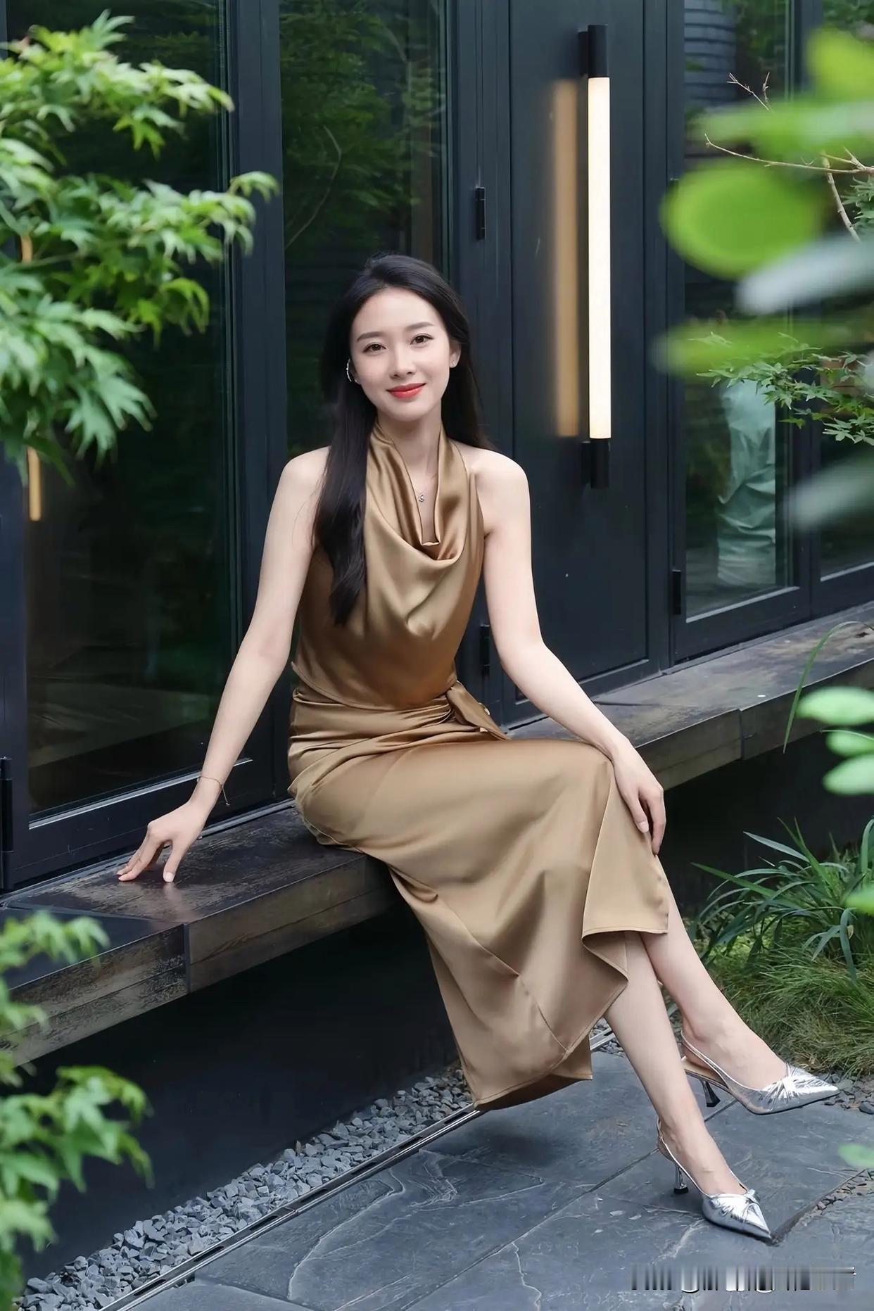 想象一下，一个美女坐在窗边，美得让人挪不开眼。要是她穿的是奶白小香裙，那就是妥