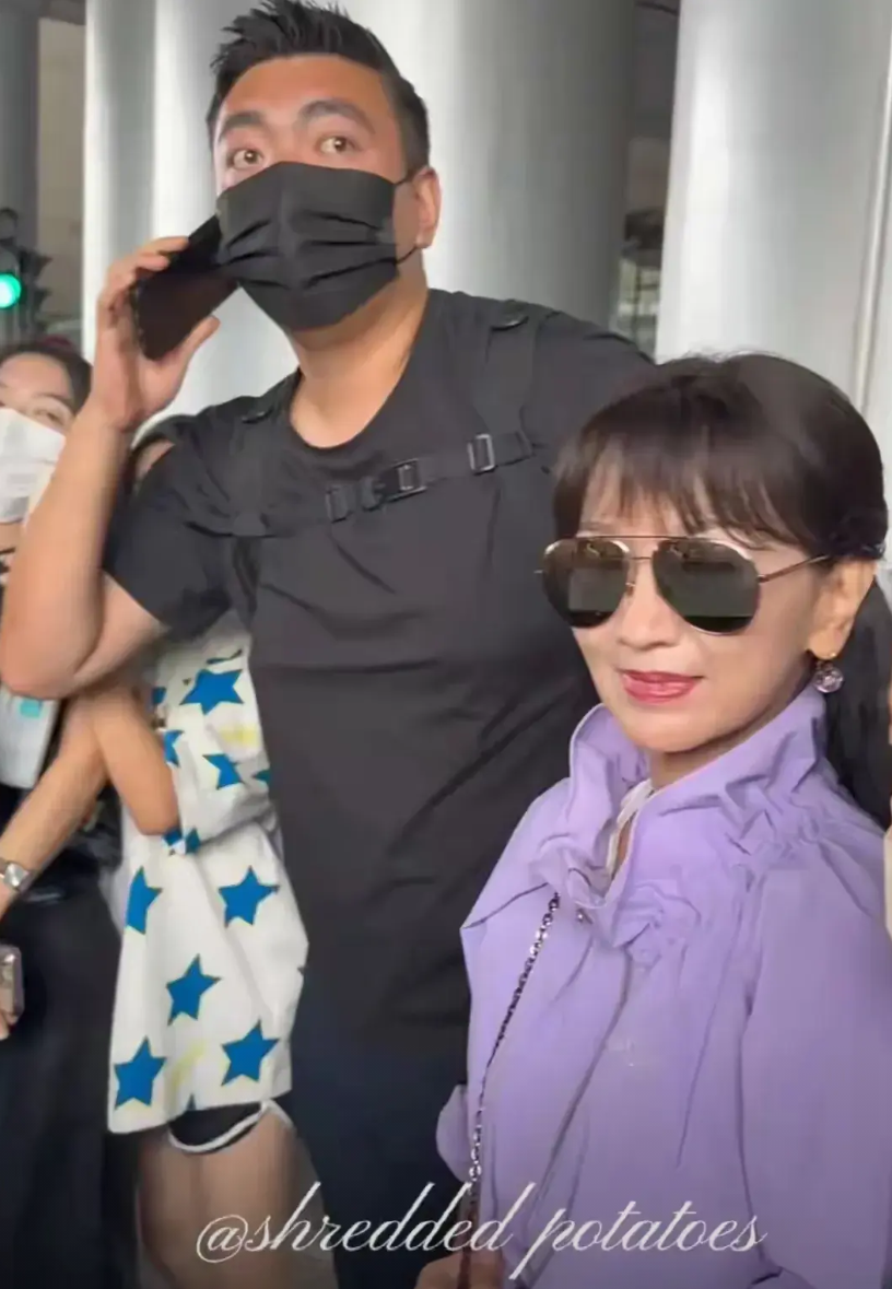8月23日，赵雅芝现身北京，不愧是不老女神，看起来还是那么年轻漂亮！赵雅芝身穿