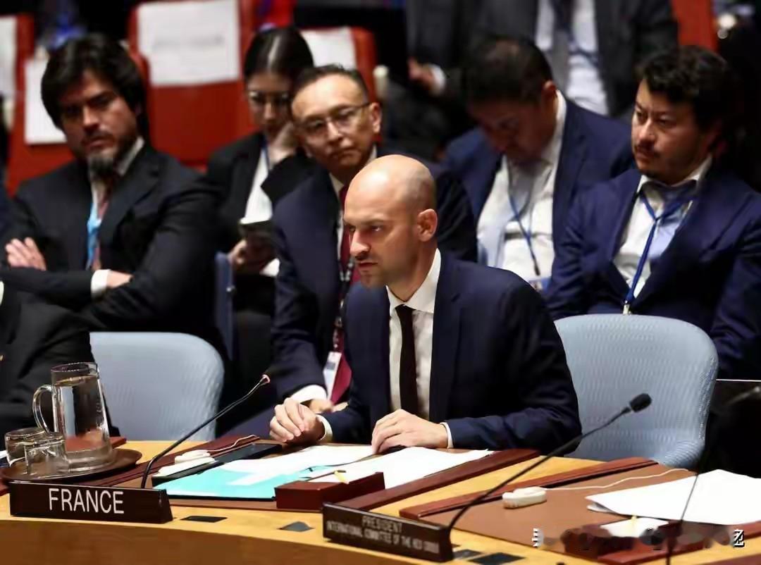 法国外长公开向伊朗喊话，要求伊朗做出重大让步，彻底转变现有立场，不然中东的紧张局