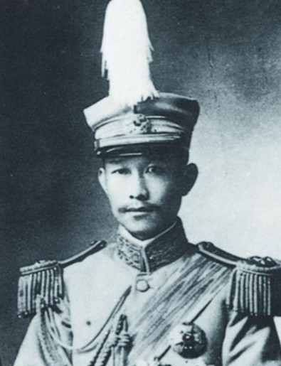 1904年，22岁的蔡锷迎娶29岁的刘长姑，怎料花轿临门，新娘誓死不嫁。蔡锷下不