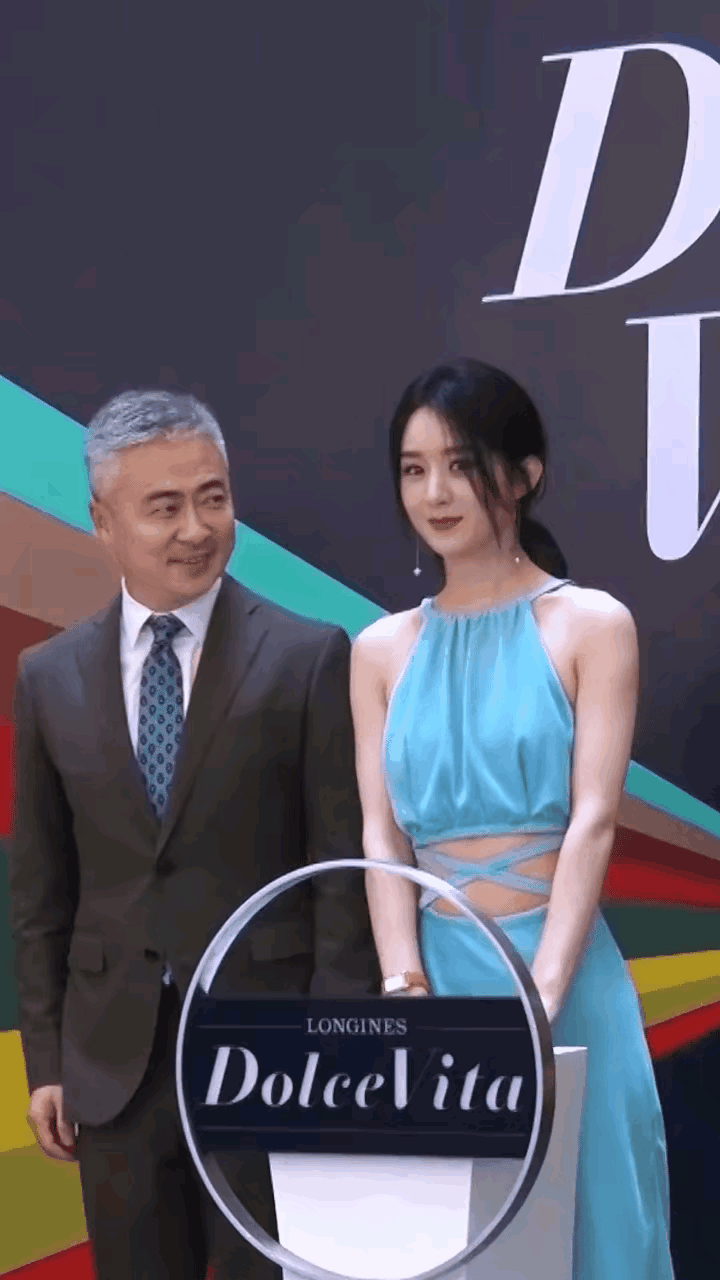 赵丽颖旁边的这个资方也是怪可爱的。小老头看像赵丽颖的目光，满满的都是一种对美的欣