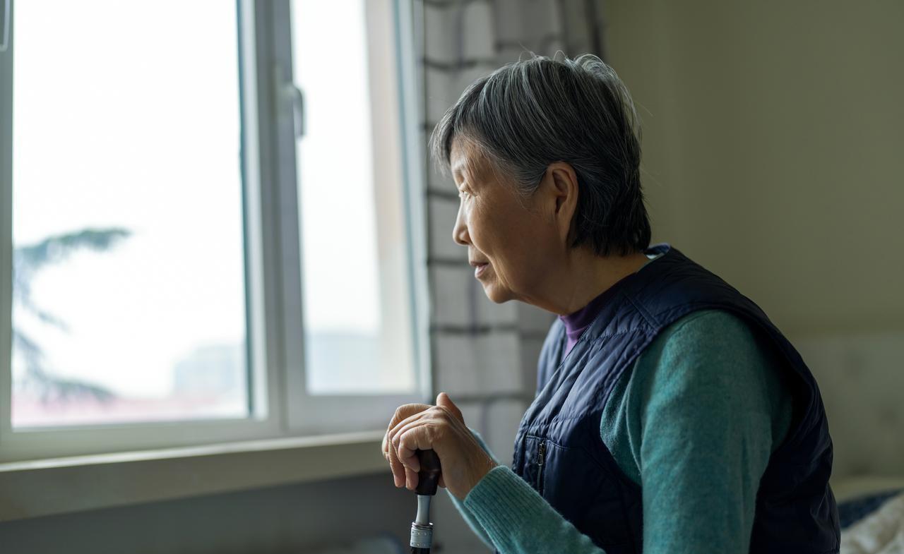 公公去世，婆婆身体不好，老公不安地说想带婆婆回城。丈夫神情焦虑地向我吐露