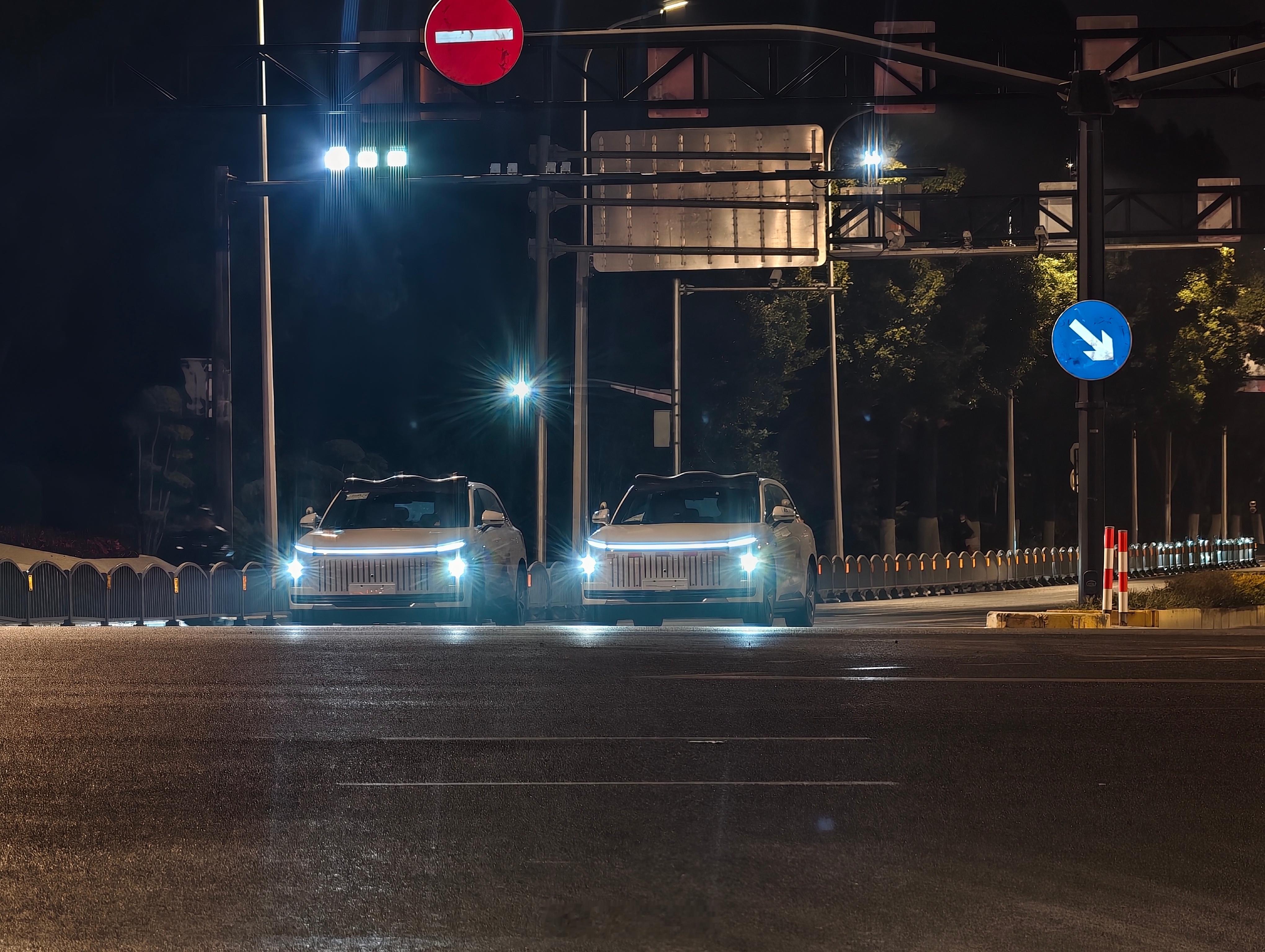 刚才等红灯时看到对面远远两台“理想”一字排开也在等红灯，但是总感觉哪里怪怪的，直