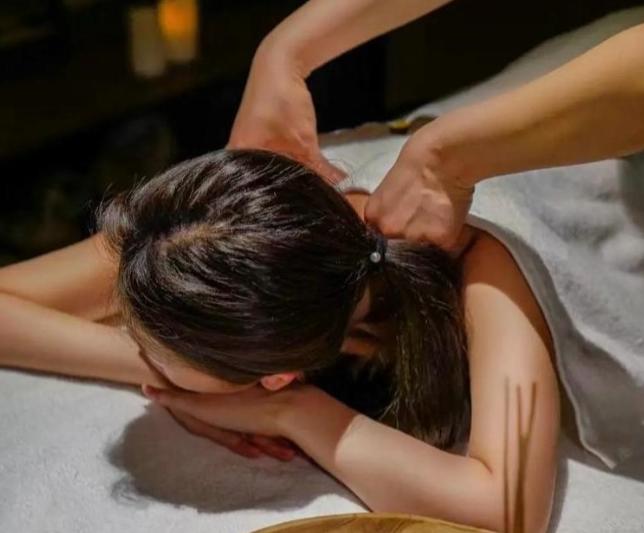 湖南长沙，黄女士来到一家养生店做按摩，店员让她脱掉上衣，下身也露出部分。然后就用