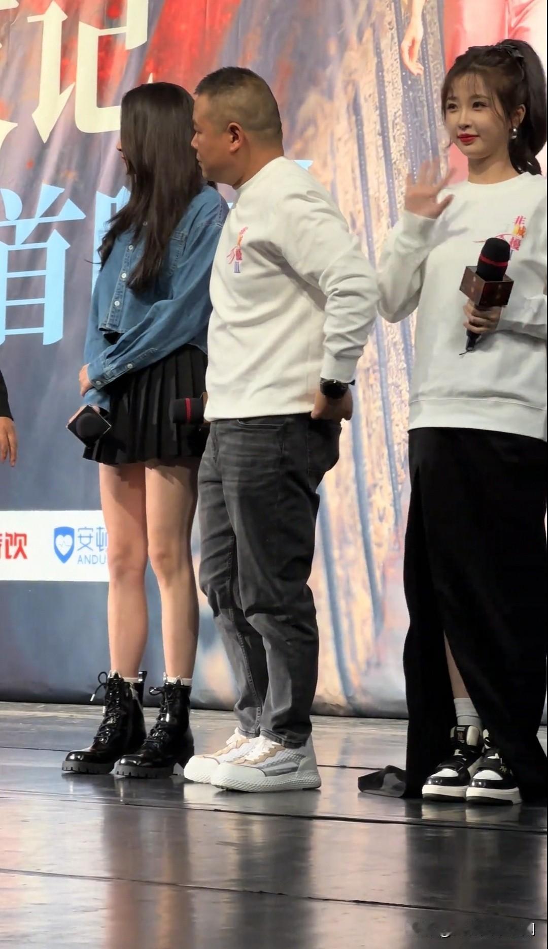 岳云鹏，关晓彤，虞书欣同框出席活动[呲牙笑][呲牙笑][呲牙笑]岳很礼貌，他从晓彤身后
