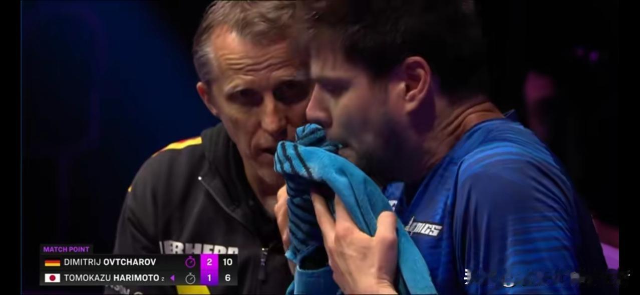 张本智和被打哑巴了！法兰克福第二轮对阵奥恰洛夫，每局他都是先得四分，奥恰洛夫总是