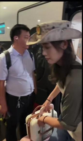 郑州东站，刚刚参加完九三阅兵的女民兵集体返回家乡，这么多河南巾帼英雄。民兵也是兵