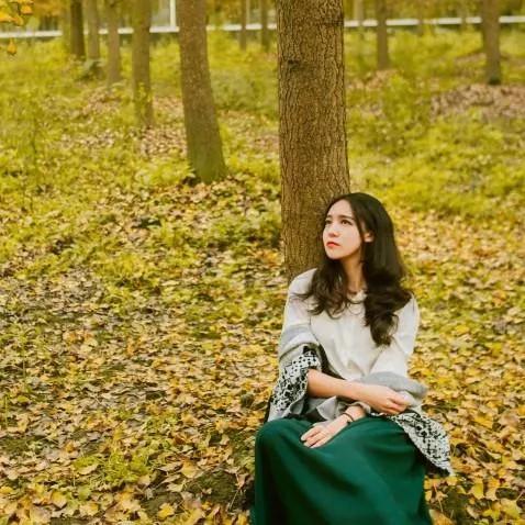 秋日午后，独自静坐，感受落叶的轻舞。落叶秋浓时晨起落叶秋日漫步独处的静美时