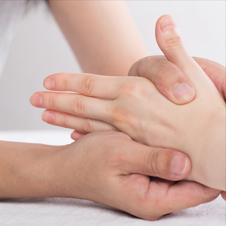 偏瘫手功能恢复｜地基打不好，练了也白练！ 偏瘫患者在进行手部康复训练的时候，