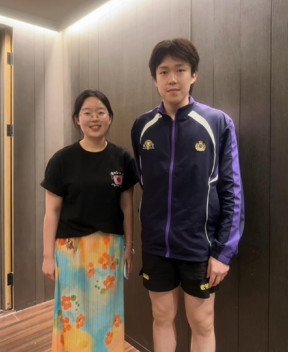 刷到这位小姐姐和一众乒乓名将的合集合影，说实话心里难免羡慕，能拥有这么多珍贵同框