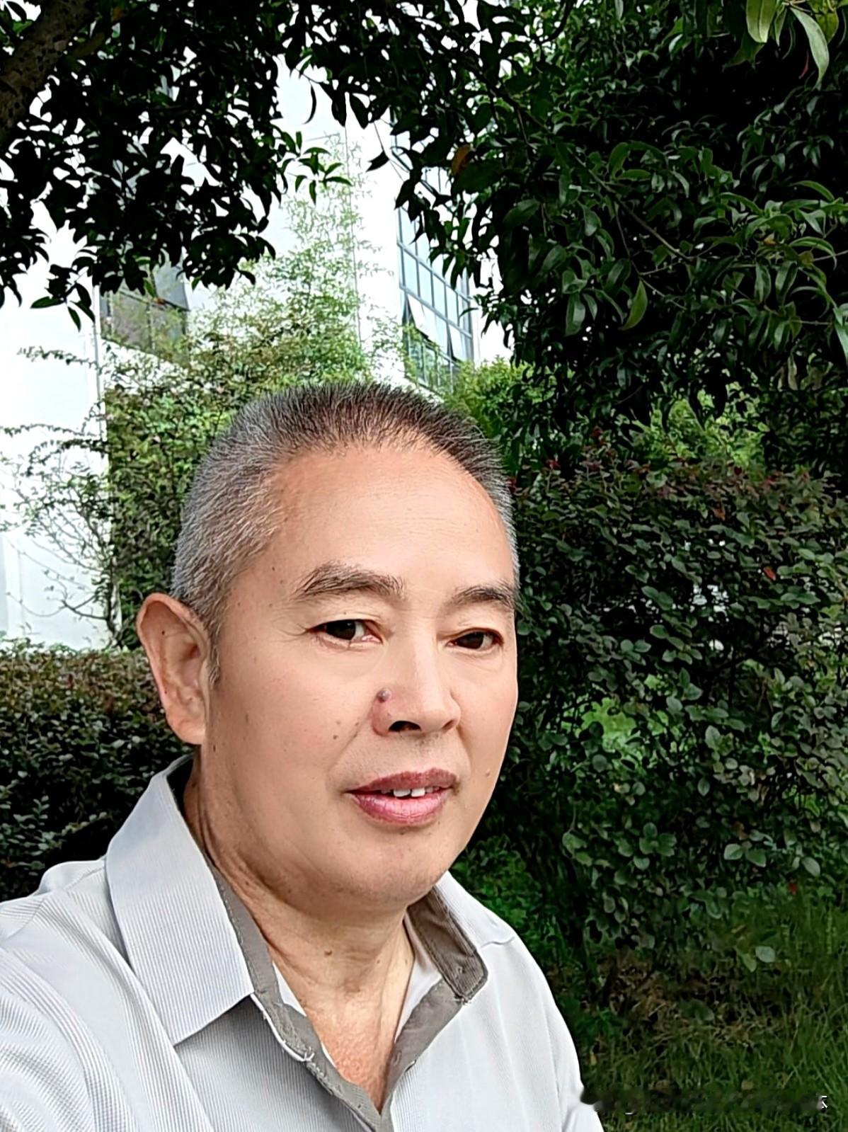 买华为手机还是荣耀手机?纠结买华为还是荣耀的人真的太多了，毕竟两家以前是一家，现在外观、操作逻辑看着