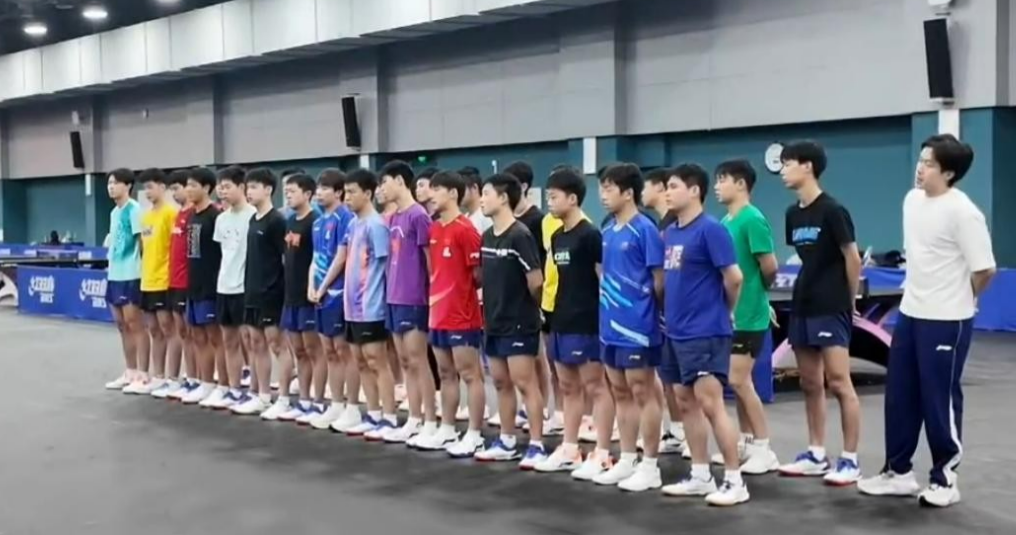 中国乒乓球队从北京出发，2026年2月17日，中国乒乓球队飞赴新加坡，备战WTT