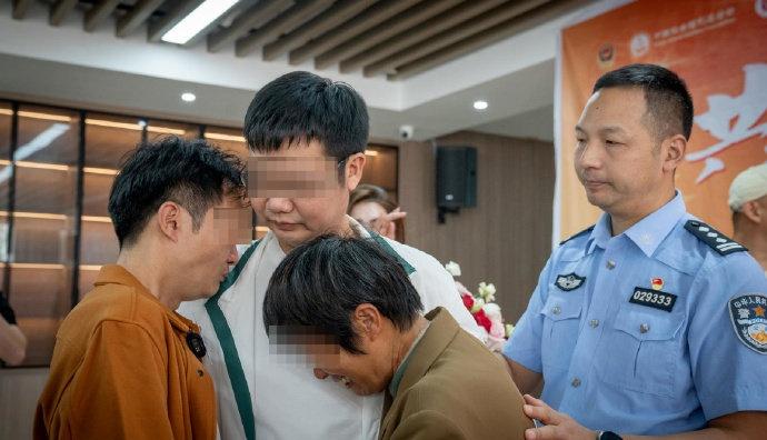 陈邦华兄弟是陕西安康人，在他们年幼时，父亲患有精神疾病，经常有暴力行为且不能劳作