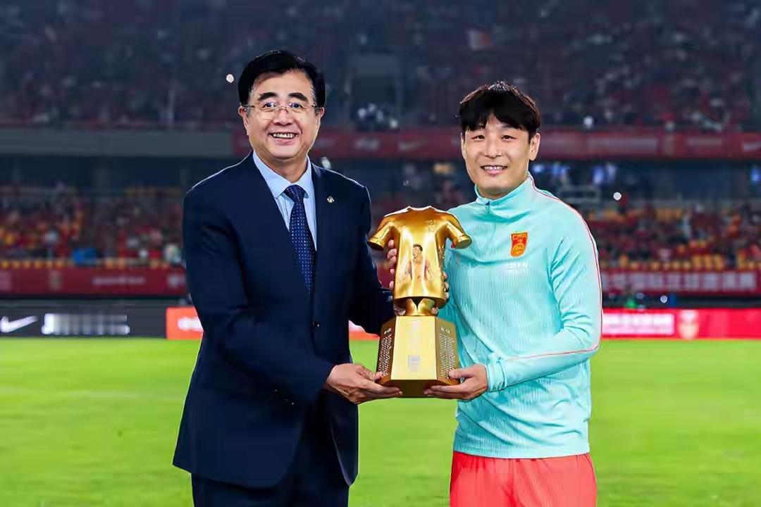 国足0-0泰国，说白了就是“菜鸟互啄”，毫无锻炼意义……！上一场国足2-1击