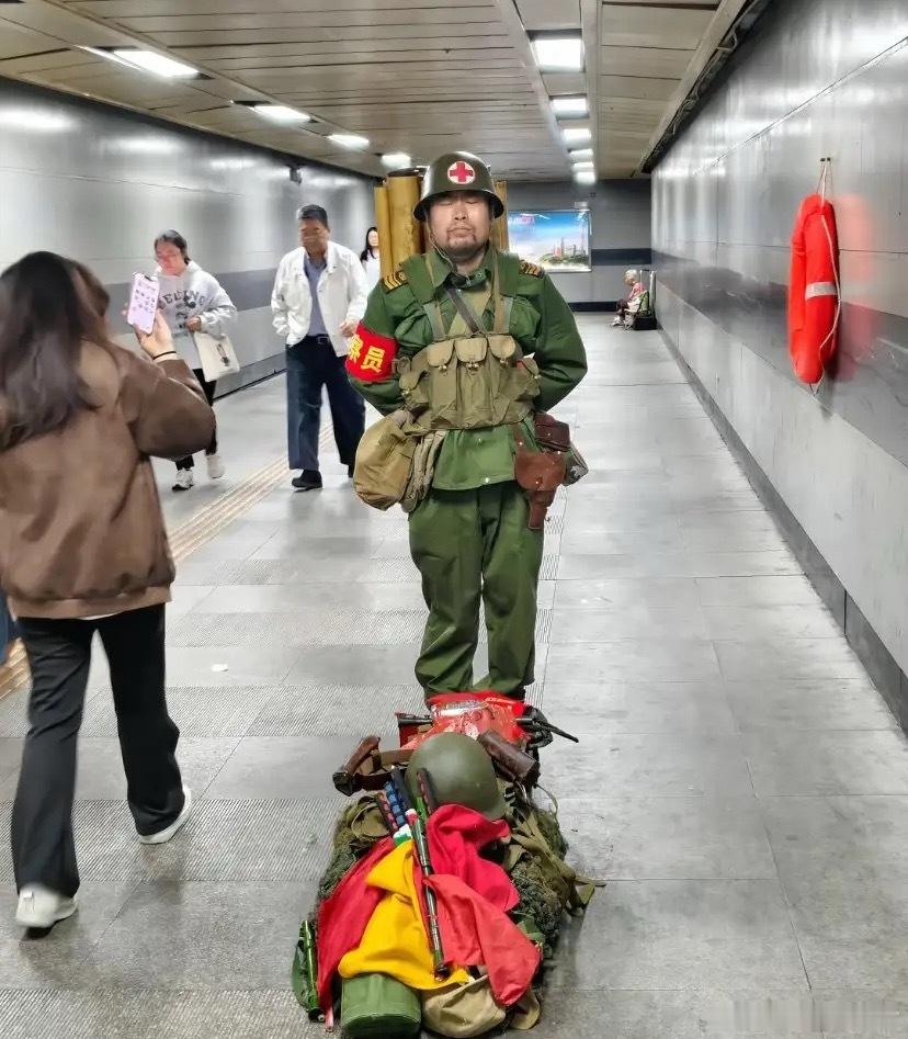 在广州体育西路熙熙攘攘的地下通道里，有个让无数人敬仰的怪人。他常年穿着褪色的旧迷