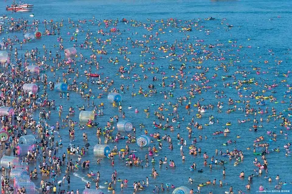 王铎：金沙滩游泳要慎重朋友们，自今年7月27日算起，青岛金沙滩已有三位泳客被