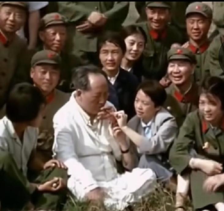 这可不是演员装扮的，是一张真实的照片。毛主席和战士们在一起合影留念。照片上一位