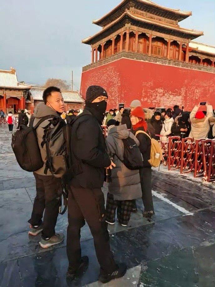 网友故宫偶遇李现网友故宫偶遇李现，包裹严实却挡不住存在感，一手相机一手“大片感