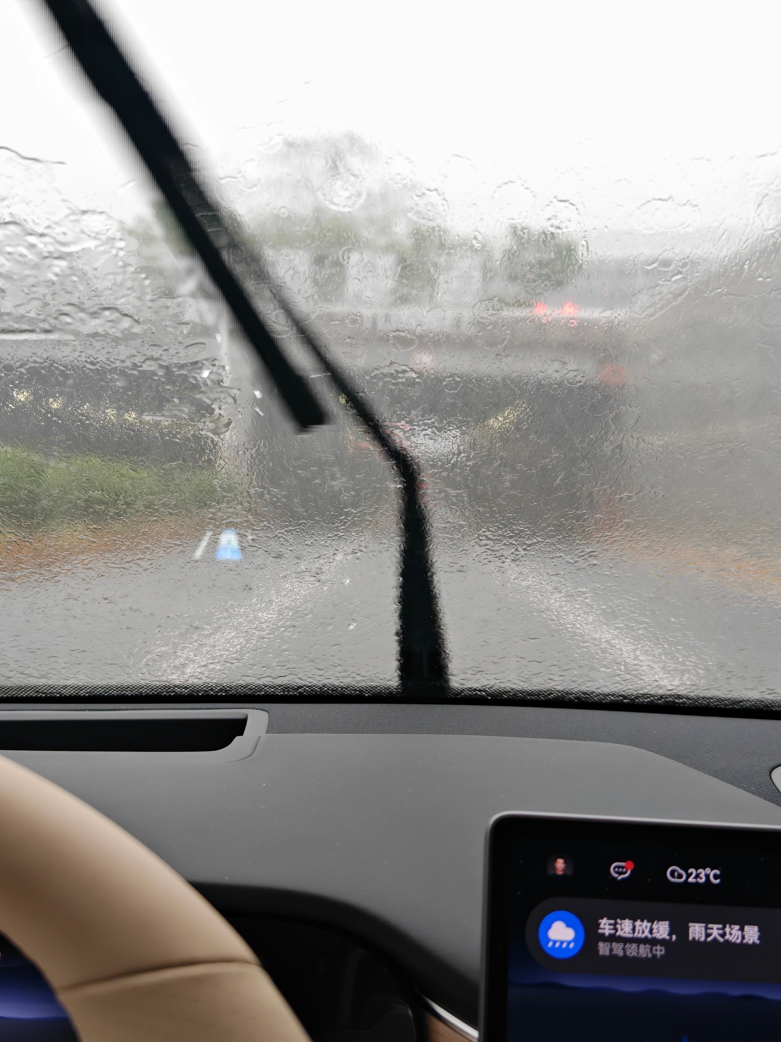 这么大的雨，智驾还能用。这比以前强太多了。广州冰雹​​​