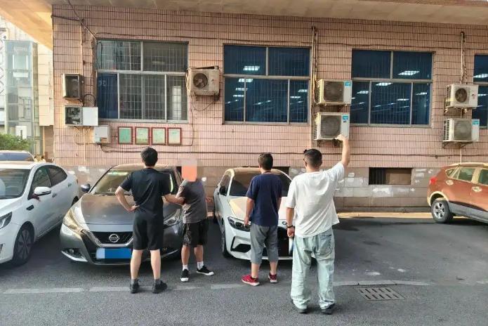 “白嫖成功了？”浙江绍兴，一中年男子没钱买彩票，就利用“拉车门”的方式偷了900