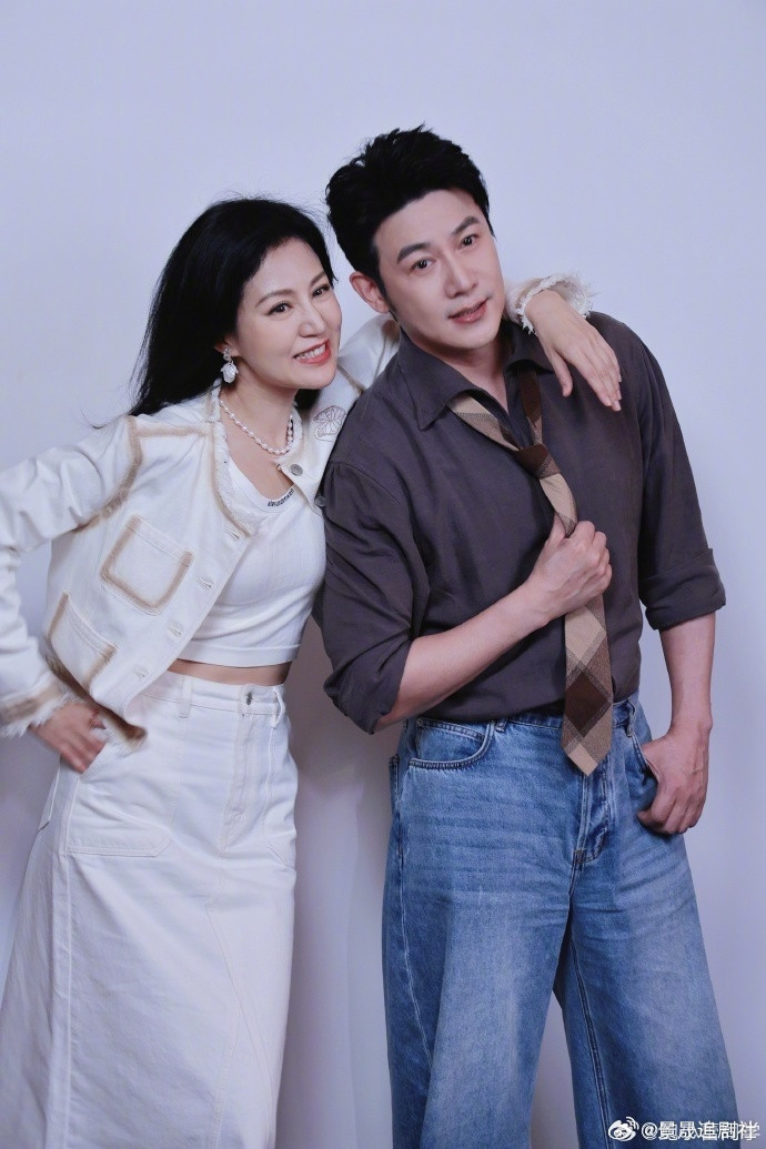 鲍蕾对陆毅是生理性喜欢下意识靠近的肢体语言最动人，鲍蕾总是不自觉倾向陆毅的方向