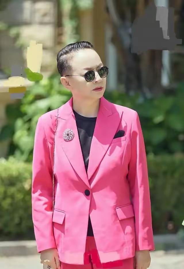 这才是真正的女大佬哦，大背头，大墨镜，一身红西装气场全开，走路带风，一副惹不起的