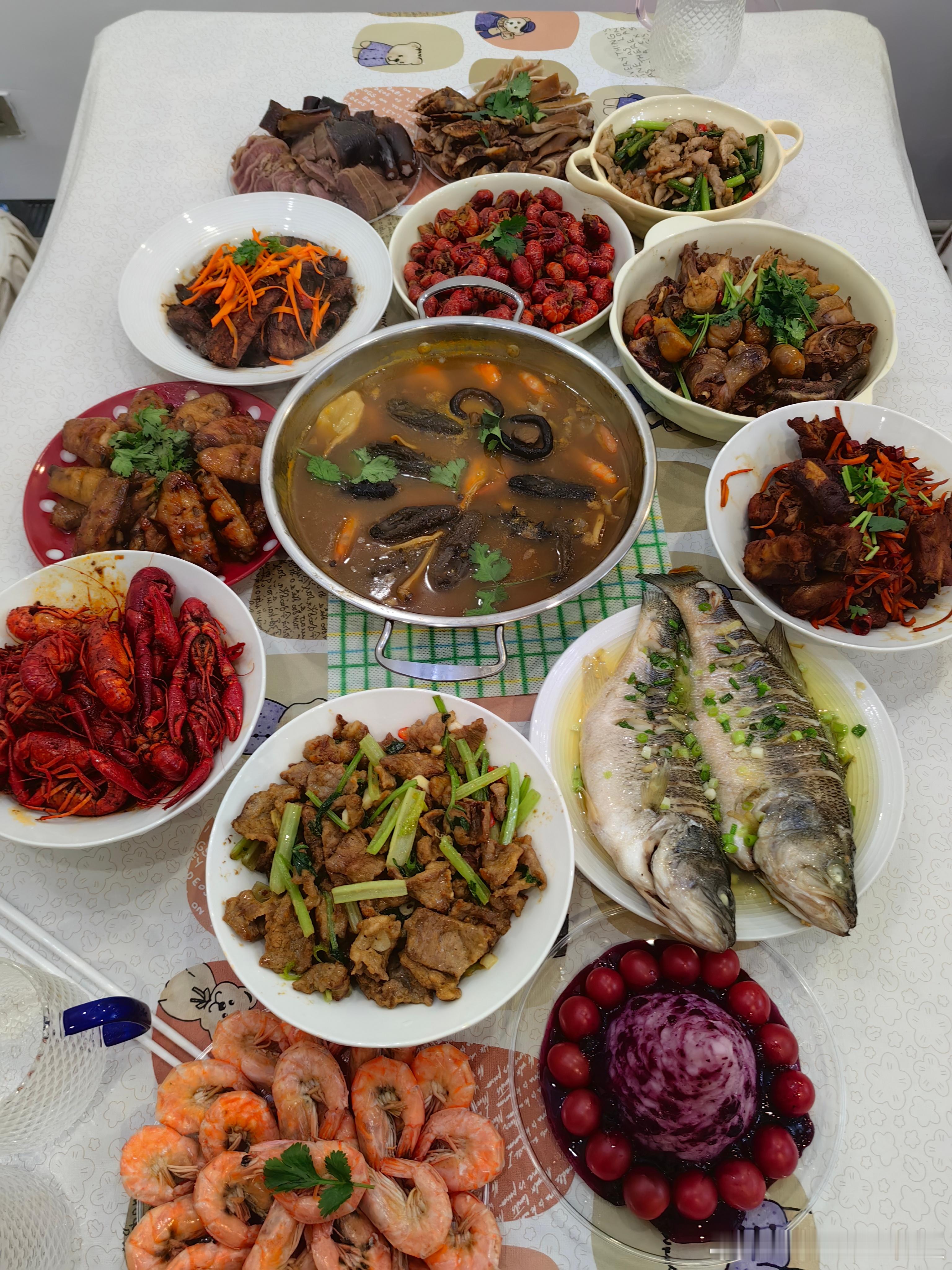 灵蛇辞旧岁，骏马报新春。回望这一路，恰如中医所讲的冬藏蓄力。我们如灵蛇蜿蜒，在曲