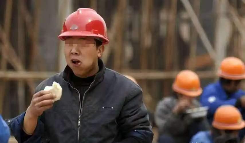 江苏南通，男子到新加坡打工赚钱，只为赚取高额的收入，给妻子和女儿一个更好的家。不