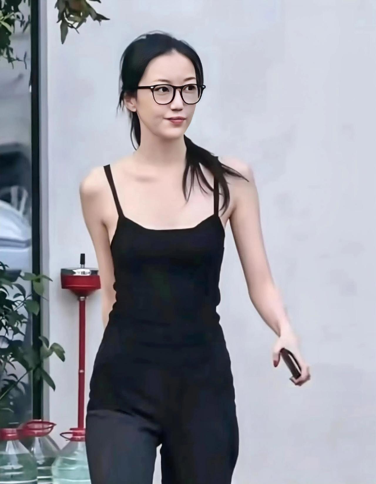 李嫣越来越有气质了清冷秀气高级感极强身材像天后，薄薄的眉眼不及妈妈，但身形